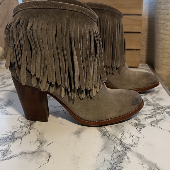 Frye Gray Fringe Short Boots size 6B Ilana Bootie Ankle Boot Western - Picture 1 of 13